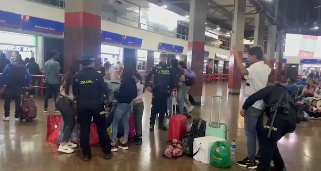 Mujer Policía amamantó una bebé recién nacida en la Terminal de Salitre 2 Mujer Policía amamantó una bebé recién nacida en la Terminal de Salitre En la Terminal de Transporte de Salitre una patrullera del Grupo de Infancia y Adolescencia amamantó a una recién nacida que presentaba signos de hambre.