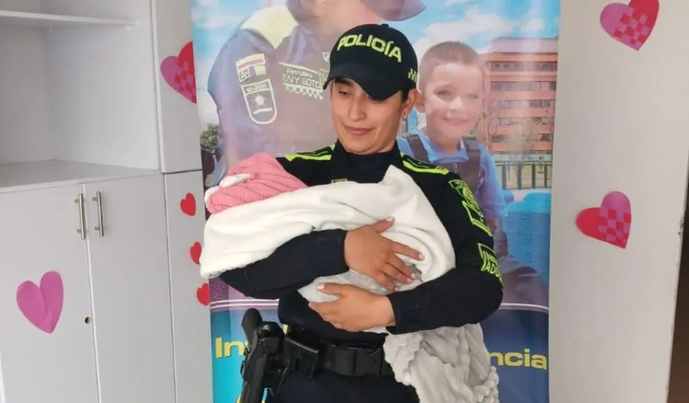 Mujer Policía amamantó una bebé recién nacida en la Terminal de Salitre 1 Mujer Policía amamantó una bebé recién nacida en la Terminal de Salitre En la Terminal de Transporte de Salitre una patrullera del Grupo de Infancia y Adolescencia amamantó a una recién nacida que presentaba signos de hambre.