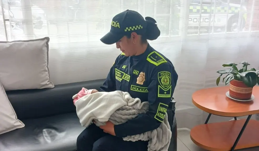 Mujer Policía amamantó una bebé recién nacida en la Terminal de Salitre En la Terminal de Transporte de Salitre una patrullera del Grupo de Infancia y Adolescencia amamantó a una recién nacida que presentaba signos de hambre.