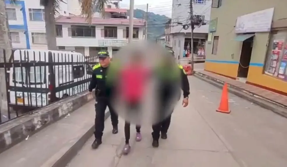 Mujer extranjera detenida en Cáqueza por la muerte de su pareja 2 Mujer extranjera detenida en Cáqueza por la muerte de su pareja En Cáqueza, una mujer extranjera fue capturada por el presunto homicidio de su pareja sentimental, después de haberle propinado una herida con un objeto cortopunzante en una de sus extremidades.