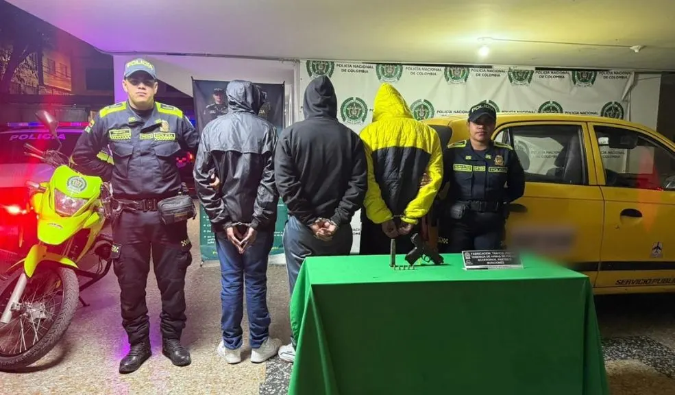 Operativo en Antonio Nariño: Policía captura a tres sujetos con Mini Uzi Tres hombres con antecedentes por homicidio fueron capturados en Antonio Nariño, cuando se movilizaban en un taxi con una Mini Uzi modificada. Le contamos detalles del operativo.