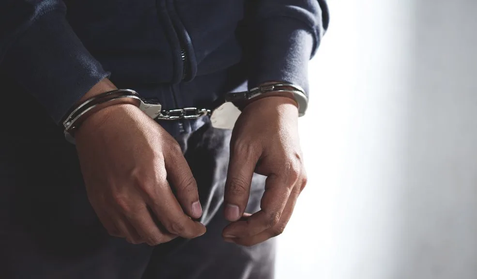 Operativo en Antonio Nariño: Policía captura a tres sujetos con Mini Uzi 1 Operativo en Antonio Nariño: Policía captura a tres sujetos con Mini Uzi Tres hombres con antecedentes por homicidio fueron capturados en Antonio Nariño, cuando se movilizaban en un taxi con una Mini Uzi modificada. Le contamos detalles del operativo.