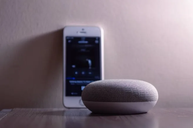 Ventajas de tener un parlante inalámbrico en casa: más que solo música En la actualidad, contar con un parlante inalámbrico en casa ya no es un lujo, sino una herramienta de uso diario que mejora la calidad de vida en distintos aspectos. Más allá de reproducir música, estos dispositivos se han convertido en aliados tecnológicos para ambientar reuniones, facilitar rutinas diarias e incluso apoyar la productividad personal. Gracias a su versatilidad, diseño compacto y facilidad de conexión, los parlantes inalámbricos se han posicionado como uno de los gadgets favoritos en los hogares colombianos. A medida que la tecnología avanza, también lo hacen las funciones de estos dispositivos. Por eso, conocer sus ventajas puede ayudarte a sacarles el máximo provecho y entender por qué son una excelente inversión.