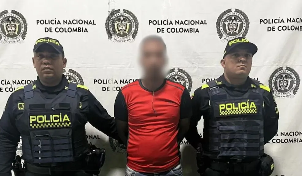 Policía fue destituido e inhabilitado por homicidios en CAI de Verbenal 1 Policía fue destituido e inhabilitado por homicidios en CAI de Verbenal La Procuraduría General de la Nación destituyó e inhabilitó por 15 años al uniformado de la Policía que disparó y mató a dos manifestantes en el CAI Verbenal durante las protestas de 2020 en Bogotá.