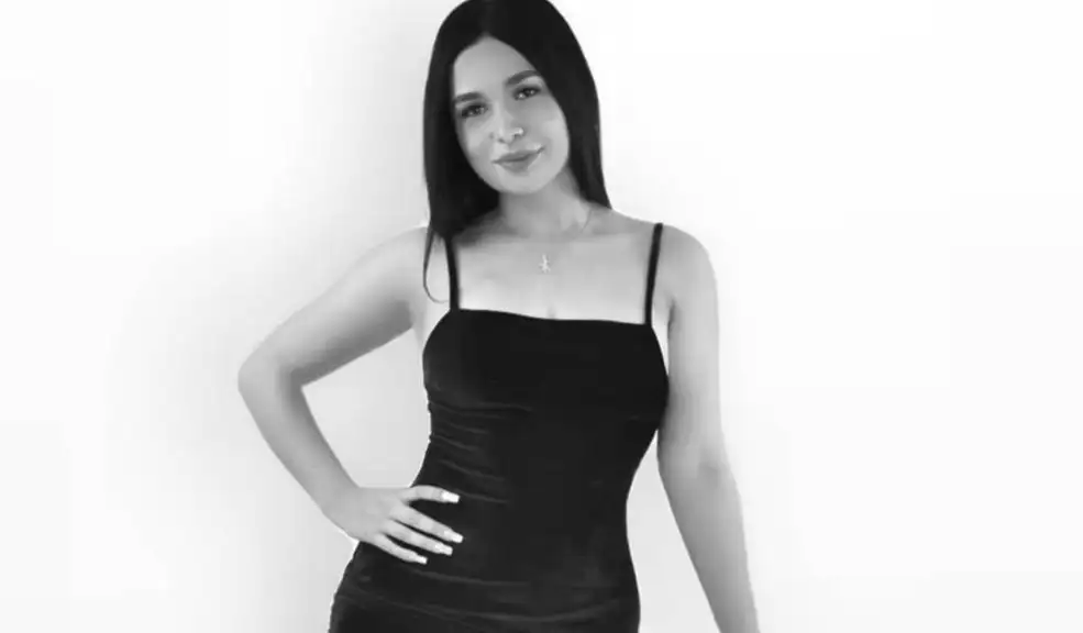 Peluquera irá a la cárcel por causarle la muerte a una mujer durante cirugía estética en Antonio Nariño Una mujer fue declarada responsable de la muerte de Laura Sofía Amaya, una joven de 23 años, tras realizarle una cirugía estética en un establecimiento no autorizado de la localidad de Antonio Nariño.