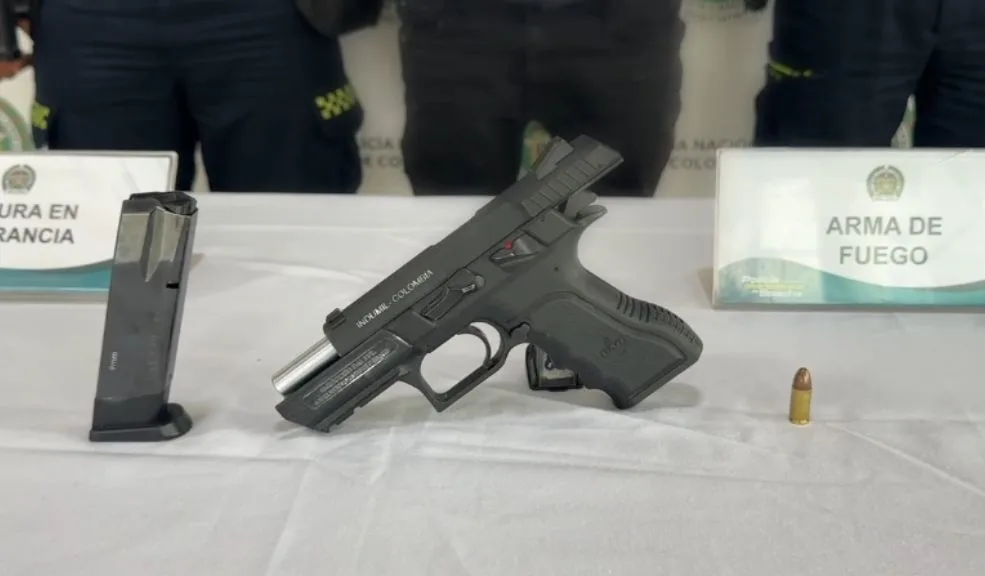 En Soacha: capturan a extranjero con arma de fuego ilegal Un ciudadano extranjero de 28 años fue capturado en el barrio El Trébol, en Soacha, por portar ilegalmente un arma de fuego. Según la Policía Metropolitana, el sujeto, que ya había sido detenido por el mismo delito.