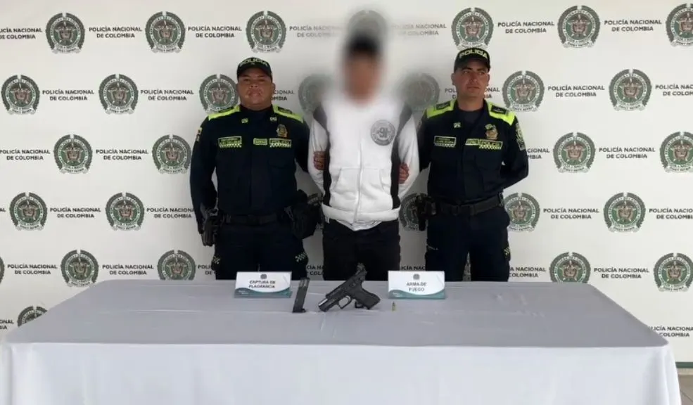 En Soacha: capturan a extranjero con arma de fuego ilegal Un ciudadano extranjero de 28 años fue capturado en el barrio El Trébol, en Soacha, por portar ilegalmente un arma de fuego. Según la Policía Metropolitana, el sujeto, que ya había sido detenido por el mismo delito.