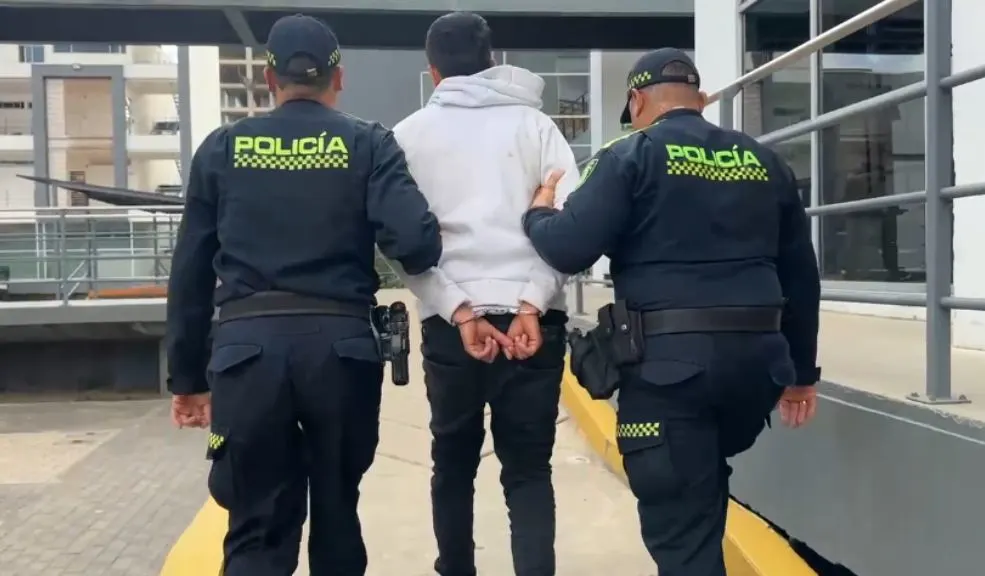 En Soacha: capturan a extranjero con arma de fuego ilegal Un ciudadano extranjero de 28 años fue capturado en el barrio El Trébol, en Soacha, por portar ilegalmente un arma de fuego. Según la Policía Metropolitana, el sujeto, que ya había sido detenido por el mismo delito.