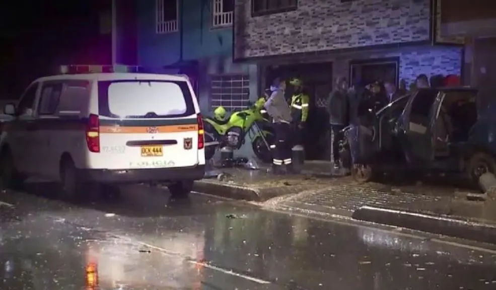 Pillos robaron un carro y se estrellaron en Tunjuelito Los hurtos no se detienen en Bogotá. En esta ocasión, un conductor de plataforma fue víctima de delincuentes que pidieron un servicio a través de la aplicación. En medio de la huida, los pillos terminaron chocando el vehículo en Tunjuelito.