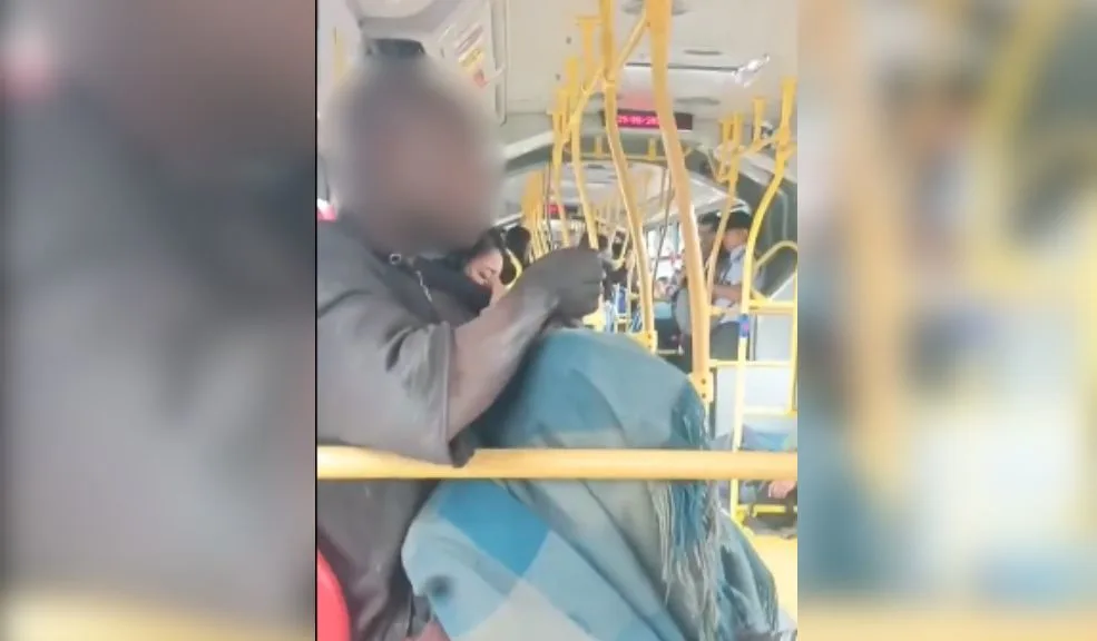 Polémica por habitante de calle visto consumiendo droga en TransMilenio 1 Polémica por habitante de calle visto consumiendo droga en TransMilenio En redes sociales se hizo viral un video que muestra a un presunto habitante de calle consumiendo droga dentro de un bus de TransMilenio. El hecho causó polémica y se sumó a otros que incomodaron dentro del sistema.