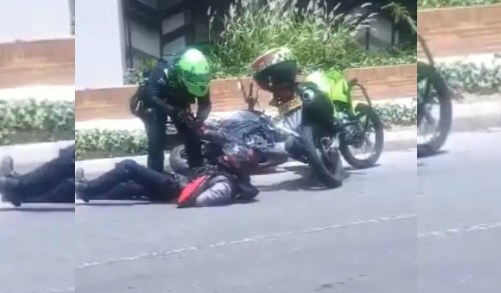 Policía neutraliza a dos presuntos fleteros en el norte de Bogotá Un policía frustró un intento de fleteo en el norte de Bogotá al neutralizar a dos presuntos delincuentes que, en moto y armados, intimidaban a sus víctimas. Aunque aún no hay un pronunciamiento oficial, el hecho generó alerta ciudadana y reavivó la preocupación por el aumento de esta modalidad de hurto en la capital.