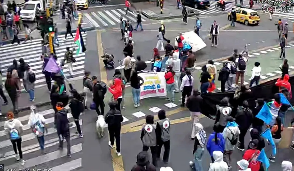 Protestas de la Pedagógica en la calle 72 colapsaron TransMilenio Manifestaciones en cercanías de la Universidad Pedagógica generaron problemas de movilidad en corredores viales como la Carrera 11 y Carrera 7, entre las calles 72 y 76. Este es el reporte.