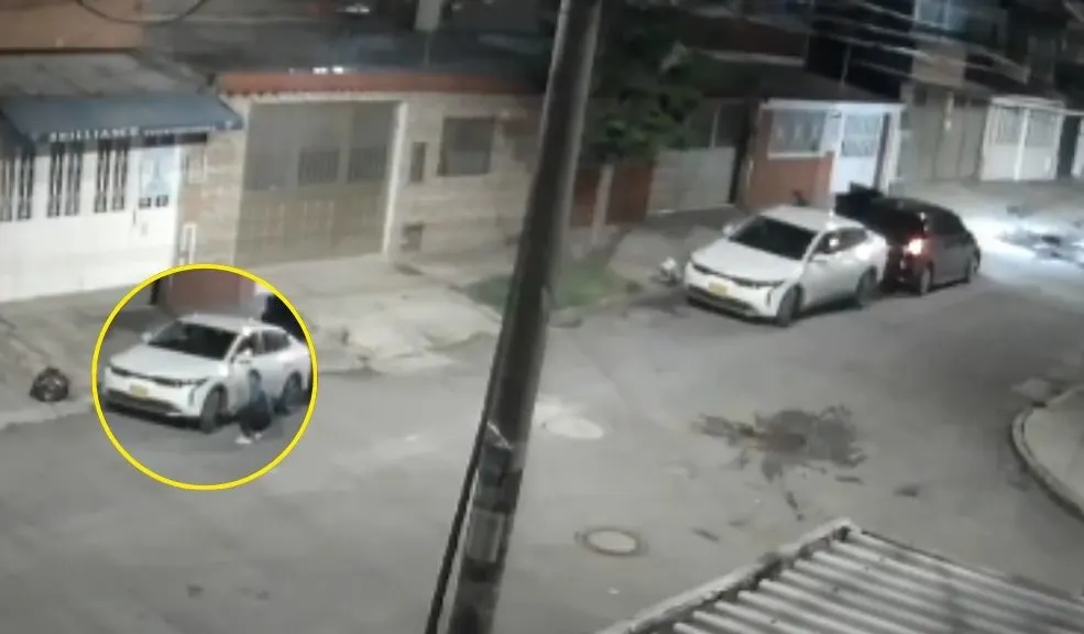 Puente Aranda: en segundos se roban las llantas de un carro, en el barrio Muzú. El hecho quedó en video La cámara de seguridad, ubicada en una calle del barrio Muzú (Puente Aranda), grabó el momento en que delincuentes se robaron con sigilo las ruedas de un vehículo estacionado.