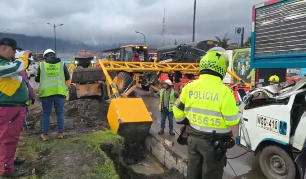 Puente Aranda: señal de altura aplastó camión con un niño y dos adultos adentro En Puente Aranda, durante la madrugada de hoy se registró un impactante accidente en el cual una señal de altura aplastó a un camión que estaba abordado por dos adultos y un niño.