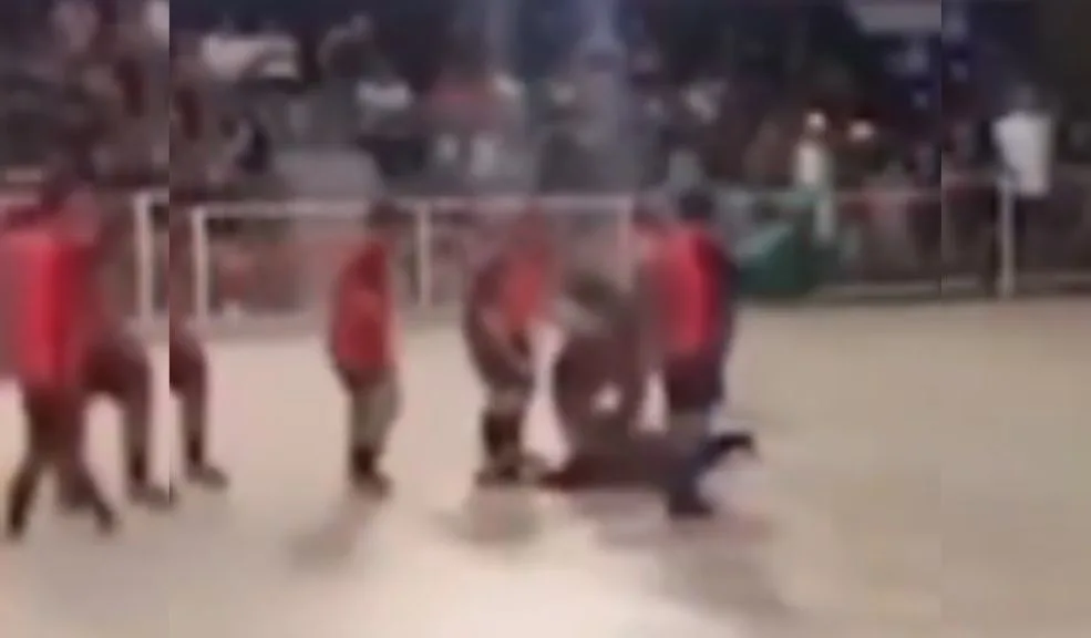 El 'Jogo Bonito' acabó con la vida de un portero Una tragedia conmocionó a los aficionados del futsal en Brasil. Antonio Edson dos Santos Sousa, un arquero de 38 años conocido como 'Pixé', murió en plena cancha luego de atajar un penalti en un torneo amateur. El hecho quedó captado en cámara.