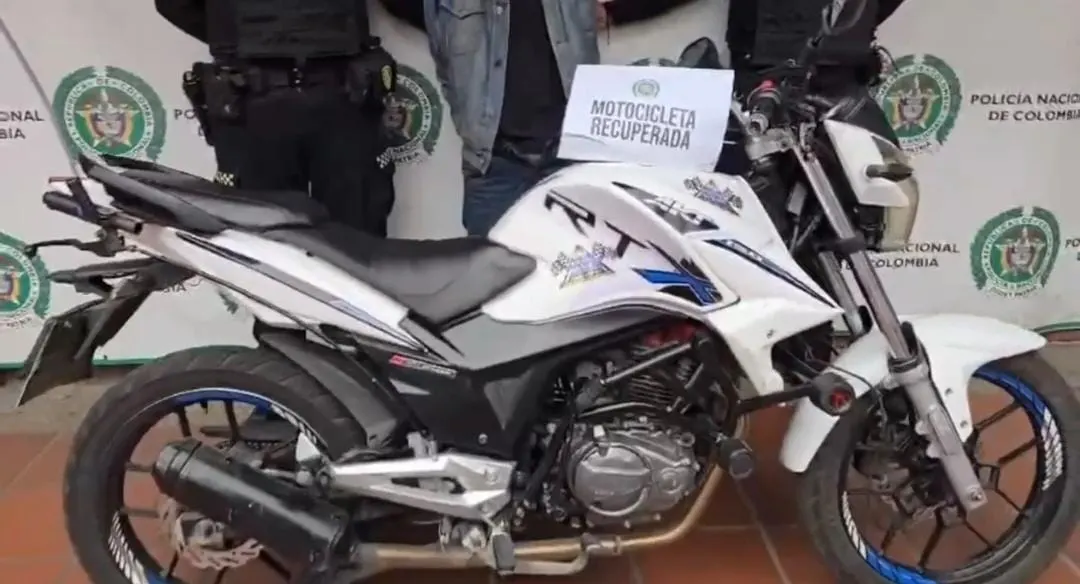Rafael Uribe: lo capturan cuando intentaba robar una moto, recién salido de prisión 3 Rafael Uribe: lo capturan cuando intentaba robar una moto, recién salido de prisión Salió de la cárcel y a los pocos meses ya estaba robando de nuevo. En Rafael Uribe, fue sorprendido en plena acción cuando intentaba robarse una moto usando una "llave maestra". La rápida reacción de la comunidad y la Policía evitó el hurto.
