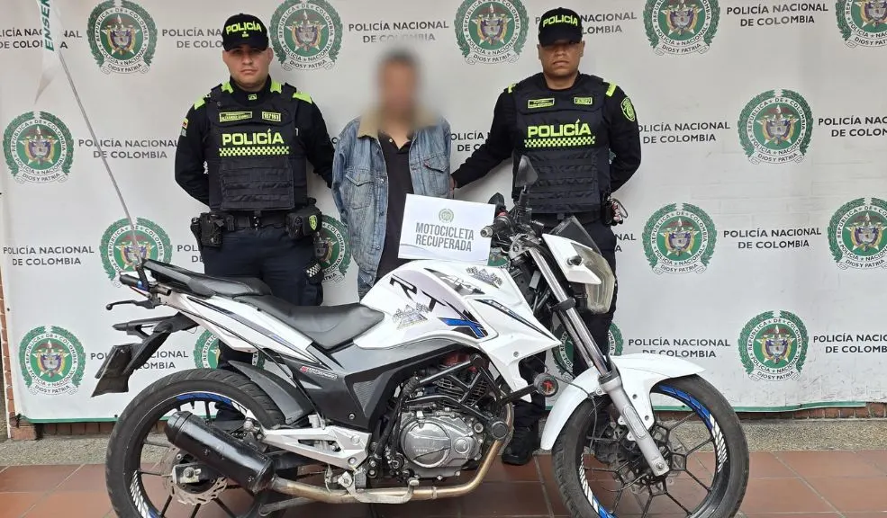 Rafael Uribe: lo capturan cuando intentaba robar una moto, recién salido de prisión 6 Rafael Uribe: lo capturan cuando intentaba robar una moto, recién salido de prisión Salió de la cárcel y a los pocos meses ya estaba robando de nuevo. En Rafael Uribe, fue sorprendido en plena acción cuando intentaba robarse una moto usando una "llave maestra". La rápida reacción de la comunidad y la Policía evitó el hurto.