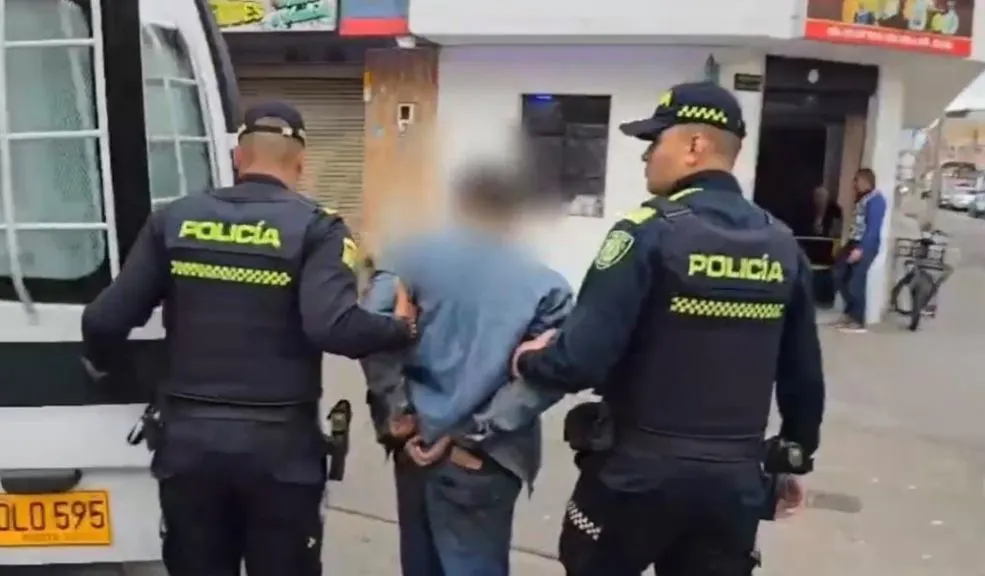 Rafael Uribe: lo capturan cuando intentaba robar una moto, recién salido de prisión 2 Rafael Uribe: lo capturan cuando intentaba robar una moto, recién salido de prisión Salió de la cárcel y a los pocos meses ya estaba robando de nuevo. En Rafael Uribe, fue sorprendido en plena acción cuando intentaba robarse una moto usando una "llave maestra". La rápida reacción de la comunidad y la Policía evitó el hurto.