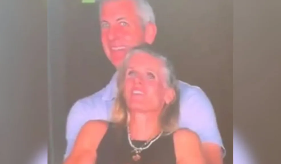 Reapareció la mujer infiel que pillaron en el concierto de Coldplay: arremetió contra su ex 1 Reapareció la mujer infiel que pillaron en el concierto de Coldplay: arremetió contra su ex Kristin Cabot, la mujer que se hizo viral por la 'kiss cam' de Coldplay, le pidió el divorcio a su esposo por, según declaraciones, ser un ególatra obsesionado con el dinero.