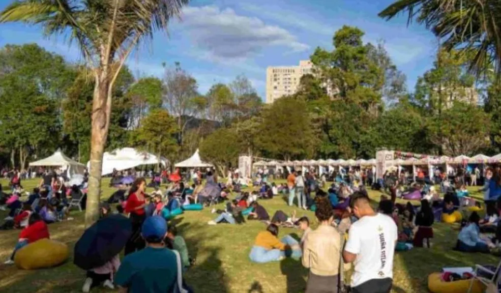 Regresa el parche literario al aire libre en Bogotá 1 Regresa el parche literario al aire libre en Bogotá Si se encuentra desprogramado y es un enamorado empedernido de los libros, hay un parche literario que no se puede perder. Llega la 13ª edición de 'Lectura bajo los árboles' a Bogotá, con un cronograma de más de 20 actividades imperdibles.