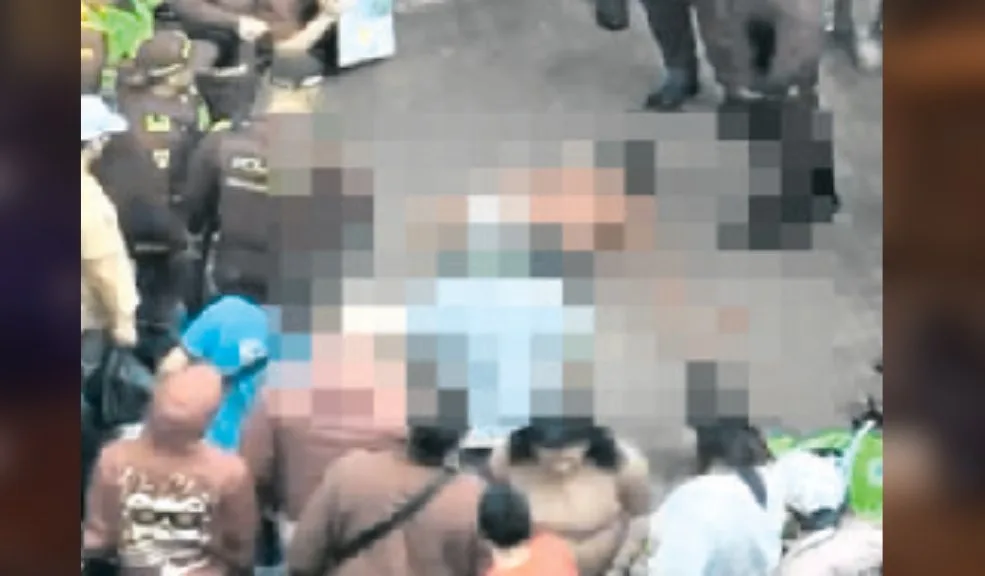 Riña con arma blanca, en San Victorino, deja a venezolano sin vida Un nuevo caso de intolerancia se registró en Bogotá y dejó como saldo la muerte de un joven venezolano de 24 años. Los hechos se presentaron en el sector de San Victorino, donde tanto la víctima como su atacante ejercían actividades de ventas ambulantes.