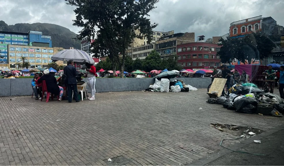 Riña con arma blanca, en San Victorino, deja a venezolano sin vida 7 Riña con arma blanca, en San Victorino, deja a venezolano sin vida Un nuevo caso de intolerancia se registró en Bogotá y dejó como saldo la muerte de un joven venezolano de 24 años. Los hechos se presentaron en el sector de San Victorino, donde tanto la víctima como su atacante ejercían actividades de ventas ambulantes.
