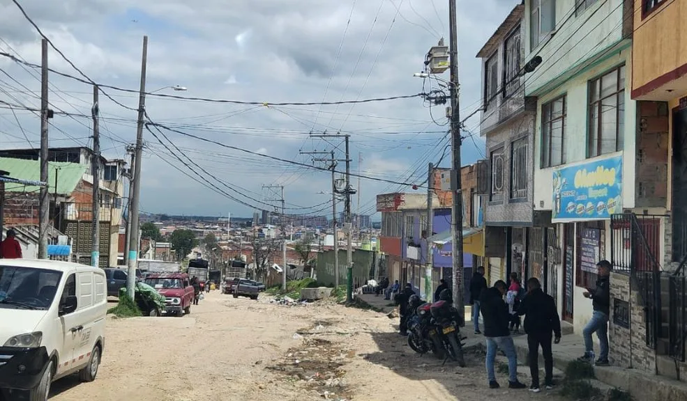 Riña en Soacha dejó varios heridos con arma blanca y desató temor en La Capilla En la entrada del barrio La Capilla, en Soacha, un nuevo hecho de violencia causó temor entre los vecinos, luego de que una fuerte algarabía terminara en una riña que dejó varios heridos con arma blanca.