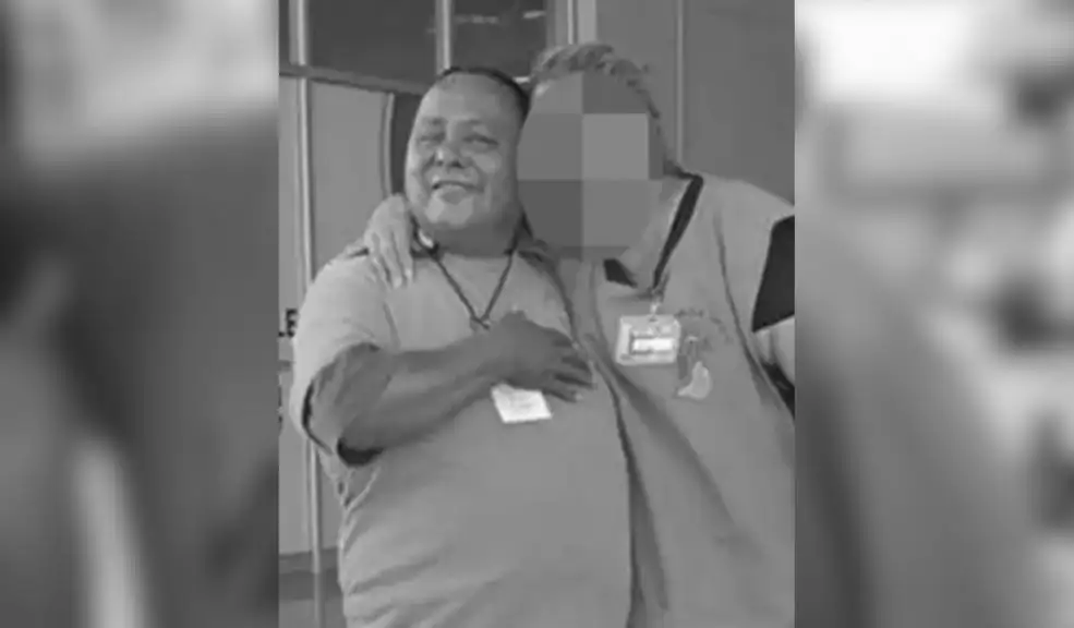 Sufría de bullying en su trabajo y sus compañeros lo habrían matado con una broma pesada 1 Sufría de bullying en su trabajo y sus compañeros lo habrían matado con una broma pesada Carlos Gurrola, un trabajador de limpieza en un centro comercial en Coahuila, México, que sufría de bullying, falleció, al parecer, tras ingerir una bebida que contenía líquido desengrasante.