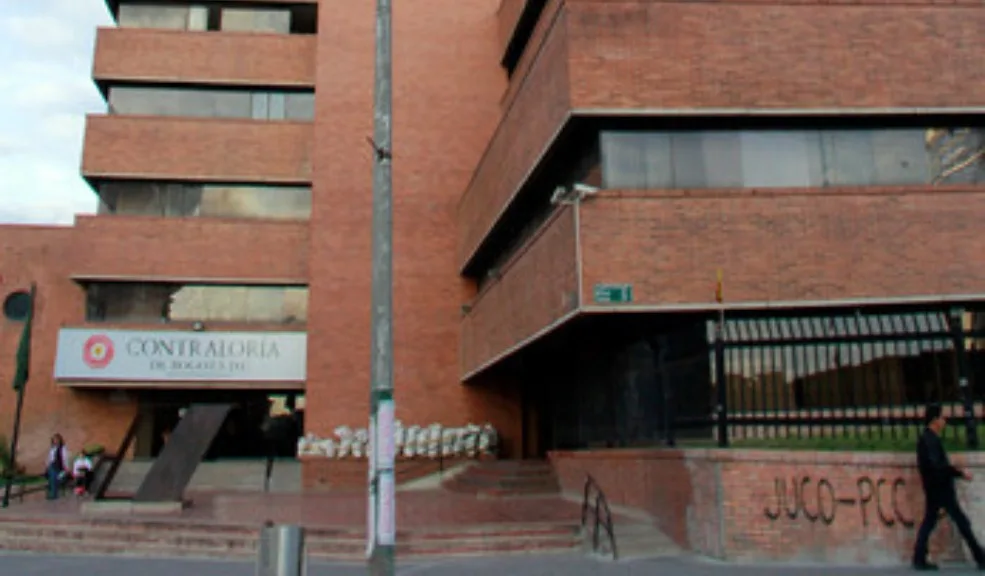 Se llevó a cabo la primera prueba en la elección del nuevo Contralor de Bogotá Se dio un paso clave en la elección del nuevo Contralor de Bogotá con la prueba de conocimiento realizada este domingo 21 de septiembre en la Universidad Sergio Arboleda, donde los cien aspirantes se enfrentaron para quedar entre los tres finalistas.