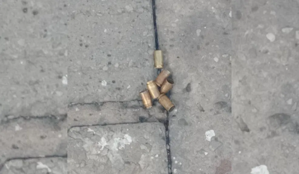 Sicariato en Puente Aranda: asesinan a expolicía al frente de su vivienda 2 Sicariato en Puente Aranda: asesinan a expolicía al frente de su vivienda Un expolicía de 67 años fue asesinado a tiros en la madrugada de este miércoles en la localidad de Puente Aranda. La víctima, que estaba a punto de sacar su carro, fue atacada a bala presuntamente por dos hombres que se movilizaban en una motocicleta.