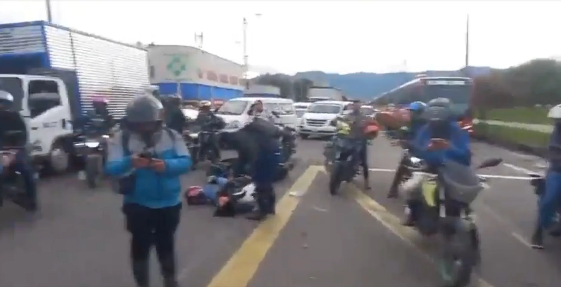 Puente Aranda: choque entre tres motociclistas paralizó la avenida Américas En la madrugada de este jueves, en la avenida Américas con carrera 56, en la localidad de Puente Aranda, sentido oriente-occidente, se presentó un choque entre tres motociclistas que causó afectaciones en la movilidad.