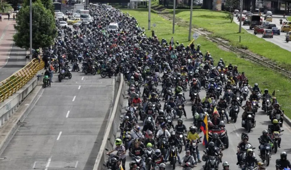 Soacha suspende clases presenciales por paro de conductores en Bogotá 2 Soacha suspende clases presenciales por paro de conductores en Bogotá La Alcaldía de Soacha anunció la suspensión de clases presenciales en todas las instituciones educativas oficiales para este martes 16 de septiembre, como medida preventiva frente a las manifestaciones y concentraciones de conductores que afectarán a la ciudad de Bogotá.