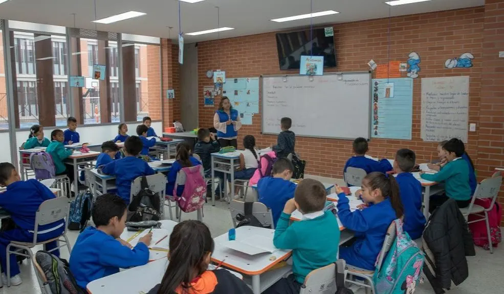 Soacha suspende clases presenciales por paro de conductores en Bogotá 1 Soacha suspende clases presenciales por paro de conductores en Bogotá La Alcaldía de Soacha anunció la suspensión de clases presenciales en todas las instituciones educativas oficiales para este martes 16 de septiembre, como medida preventiva frente a las manifestaciones y concentraciones de conductores que afectarán a la ciudad de Bogotá.