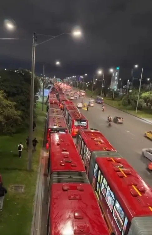Troncal Américas de TransMilenio, colapsada por manifestaciones 1 Troncal Américas de TransMilenio, colapsada por manifestaciones En la noche del jueves 18 de septiembre, una manifestación en la Avenida Ciudad de Cali con Américas colapsó la operación de TransMilenio. A continuación, el reporte.