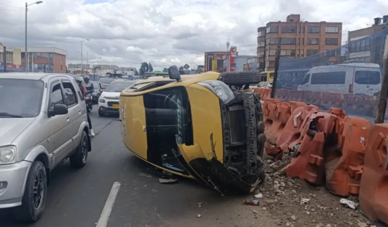 Taxista perdió el control del volante, chocó y volcó su vehículo en plena calle de Kennedy