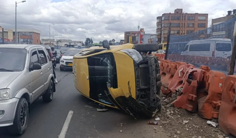 En Kennedy: taxista volcó su vehículo tras choque 6 Taxista perdió el control del volante, chocó y volcó su vehículo en plena calle de Kennedy