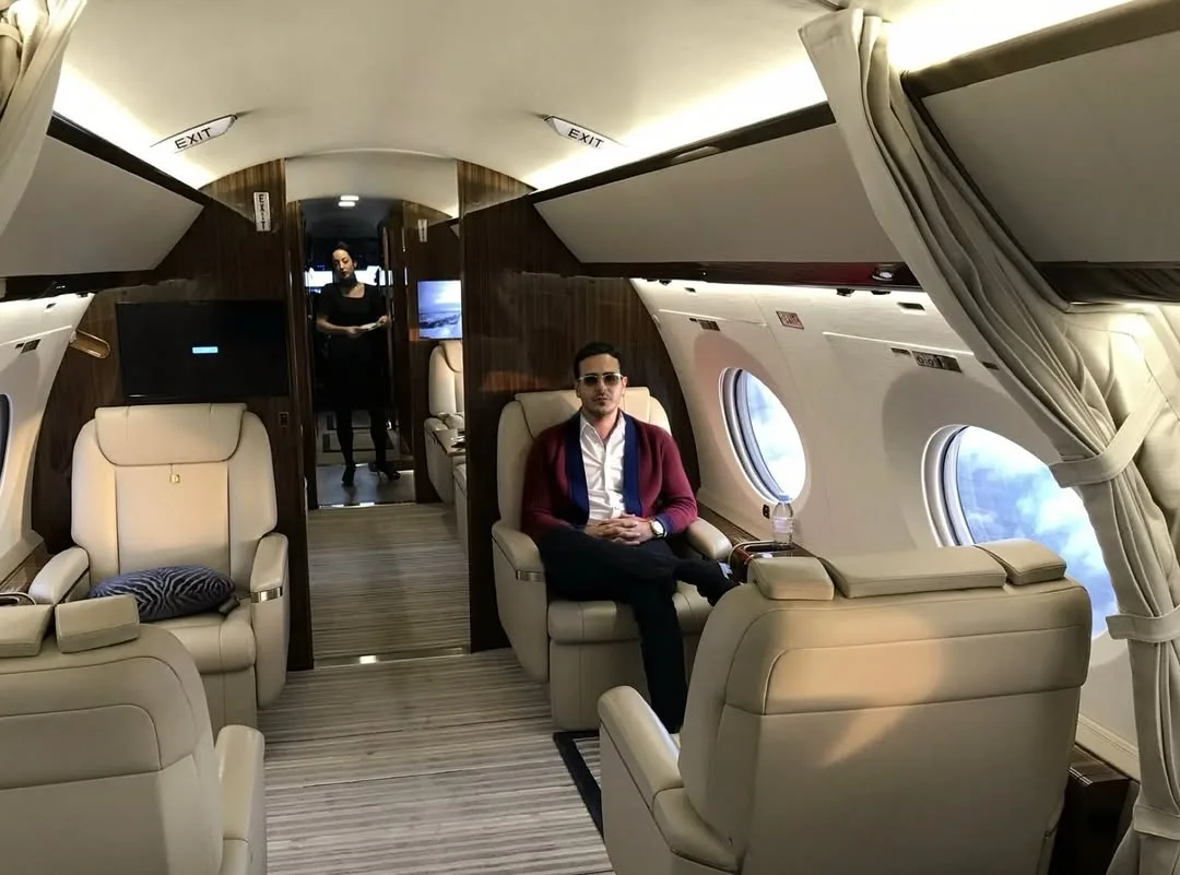 Atraparon al 'Estafador de Tinder': robaba a mujeres por internet El israelí Simon Leviev, cuyo verdadero nombre es Shimon Yehuda Hayut, y mundialmente conocido como “el estafador de Tinder”, fue detenido en el aeropuerto de Batumi (Georgia) tras una alerta de Interpol. Inspiró el famoso documental de Netflix al engañar a mujeres y estafarlas con sumas millonarias.