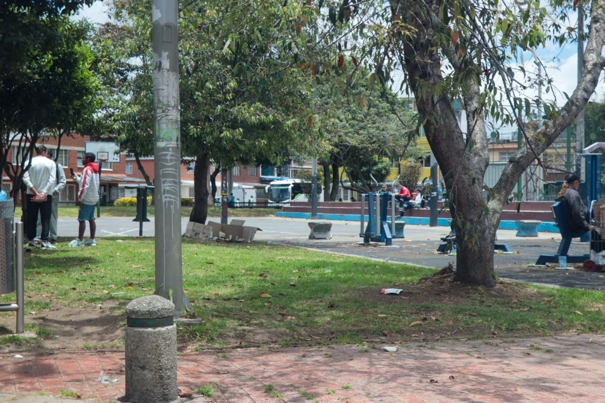 Tragedia en Fontibón: Tres jóvenes asesinados por ataque armado en un parque Una violenta balacera en el parque La Giralda, en la localidad de Fontibón, dejó a tres jóvenes muertos. Cuatro hombres abrieron fuego indiscriminadamente contra el grupo de jóvenes.