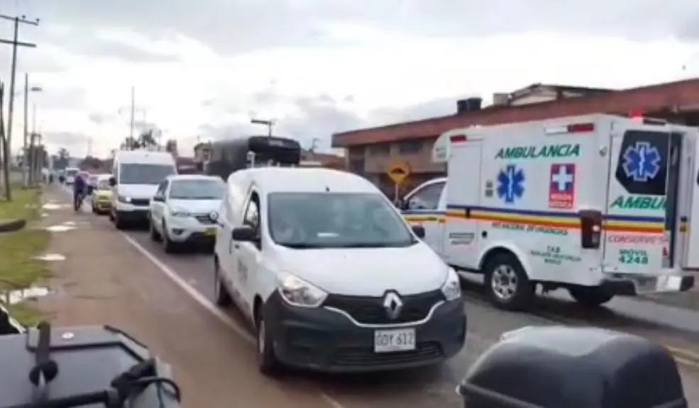 Tragedia en Soacha: Motociclista muere en choque brutal 1 Tragedia en Soacha: Motociclista muere en choque brutal Un motociclista perdió la vida en un choque brutal frente al Batallón Indumil en Soacha. El hecho habría ocurrido luego de varias maniobras imprudentes. Hubo caos en la movilidad.