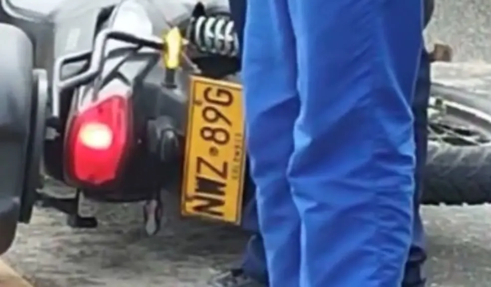 Tragedia en Soacha: Motociclista muere en choque brutal 2 Tragedia en Soacha: Motociclista muere en choque brutal Un motociclista perdió la vida en un choque brutal frente al Batallón Indumil en Soacha. El hecho habría ocurrido luego de varias maniobras imprudentes. Hubo caos en la movilidad.