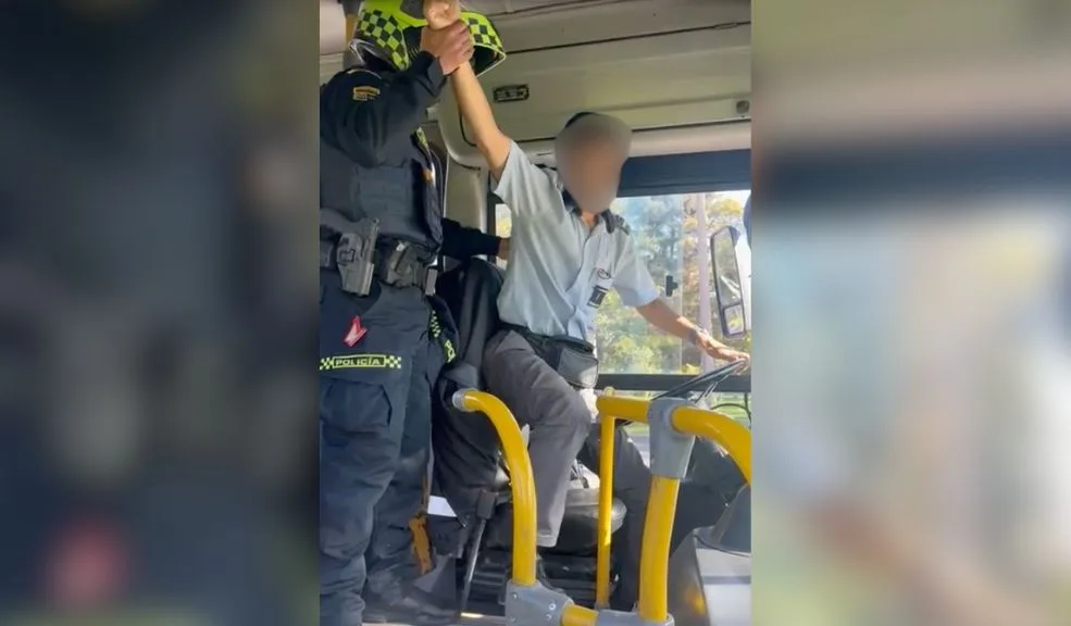 Conductor del SITP no estaba ebrio, tuvo una baja de azúcar, según compañeros 1 Conductor del SITP no estaba ebrio, tuvo una baja de azúcar, según compañeros Una polémica se desató por un video que muestra a un conductor del SITP con un comportamiento extraño. Aunque se rumoró que estaba ebrio, después se confirmó que