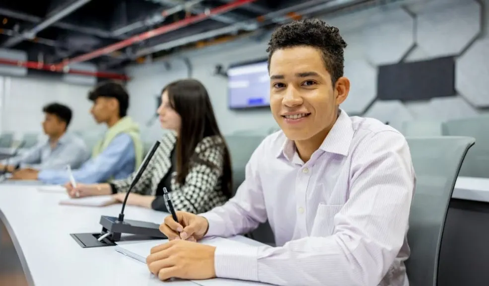 Areandina forma a profesionales que lideran el cambio en sus comunidades y en el país 10 Areandina forma a profesionales que lideran el cambio en sus comunidades y en el país Estudiar es la puerta para ingresar al mundo laboral con ventaja, y La Fundación Universitaria del Área Andina puede acompañarte en ese camino sin complicaciones ni sacrificios.