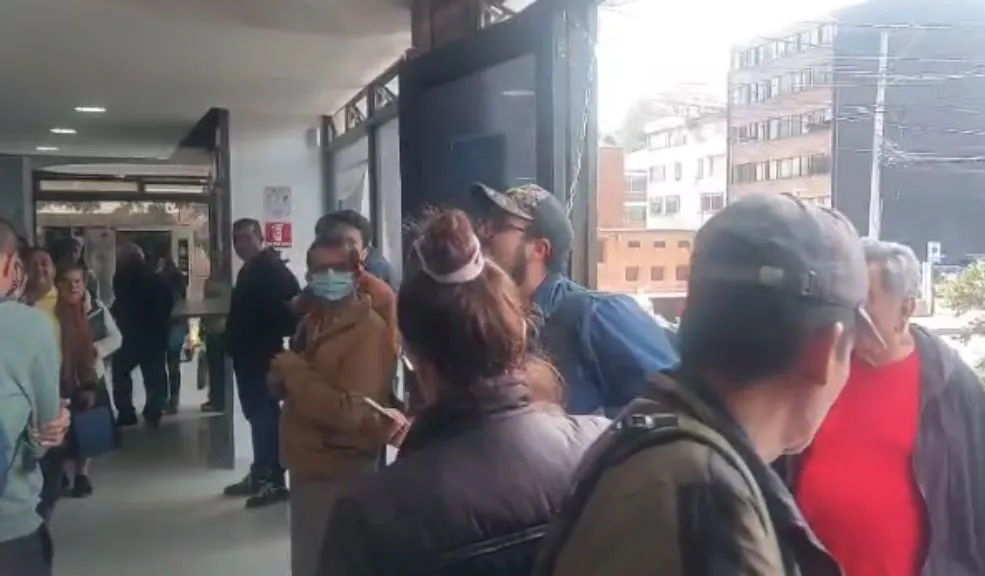 Usuario de Famisanar se encadenó al no recibir los medicamentos: la EPS dio respuesta del caso 1 Usuario de Famisanar se encadenó al no recibir los medicamentos: la EPS dio respuesta del caso Un video captó el momento en que un usuario de Famisanar se encadenó a la puerta de la sede principal como protesta por la no entrega del medicamento de su hijo. Nos comunicamos con la EPS, quien respondió sobre este caso.