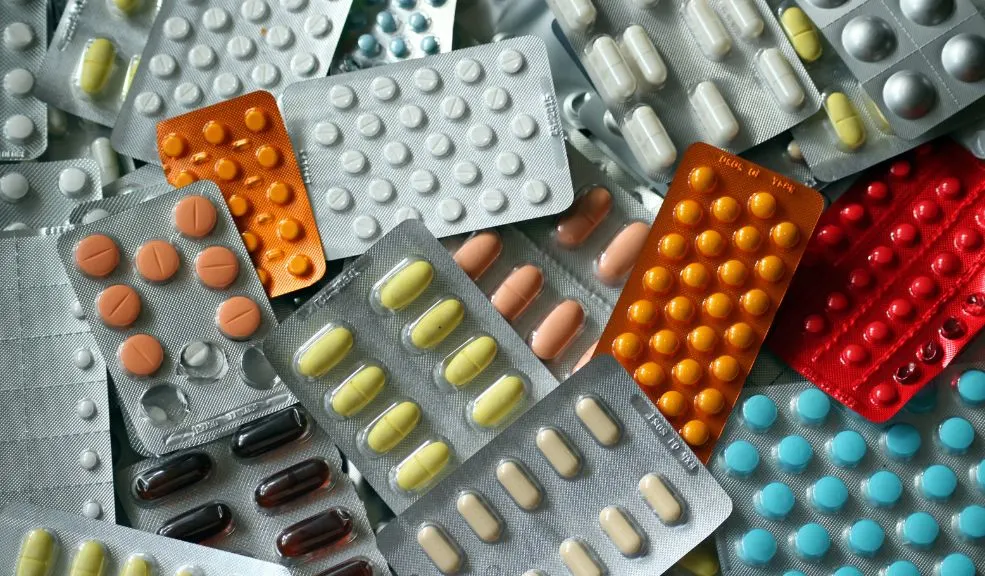 Usuario de Famisanar se encadenó al no recibir los medicamentos: la EPS dio respuesta del caso 2 Usuario de Famisanar se encadenó al no recibir los medicamentos: la EPS dio respuesta del caso Un video captó el momento en que un usuario de Famisanar se encadenó a la puerta de la sede principal como protesta por la no entrega del medicamento de su hijo. Nos comunicamos con la EPS, quien respondió sobre este caso.
