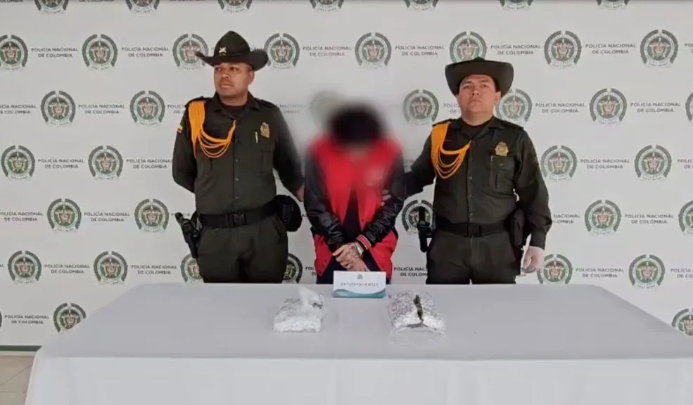 En Sibaté: un perro policía lo delató. ¡Cayó por un kilo de marihuana! Gracias al trabajo conjunto de la Policía y del perro 'Pettyd', un ciudadano tendrá que responder ante la justicia. En la vía Sibaté - Soacha le hallaron un kilo de marihuana.