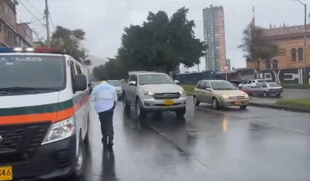 Usaquén: motero falleció en fuerte choque contra una volqueta En la localidad de Usaquén, un grave accidente de tránsito le costó la vida a un motociclista tras chocar contra la parte trasera de una volqueta.