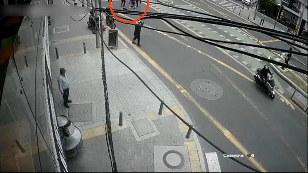 Vecinos en Suba capturan a ladrón que intentó robar 85 millones de pesos 2 Vecinos en Suba capturan a ladrón que intentó robar 85 millones de pesos En Suba, la comunidad no se dejó intimidar: un ladrón armado fue atrapado por un valiente transeúnte y retenido por vecinos, tras intentar robar 85 millones de pesos.