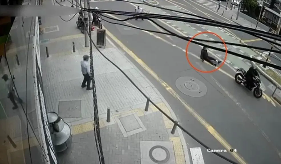 Vecinos en Suba capturan a ladrón que intentó robar 85 millones de pesos 1 Vecinos en Suba capturan a ladrón que intentó robar 85 millones de pesos En Suba, la comunidad no se dejó intimidar: un ladrón armado fue atrapado por un valiente transeúnte y retenido por vecinos, tras intentar robar 85 millones de pesos.