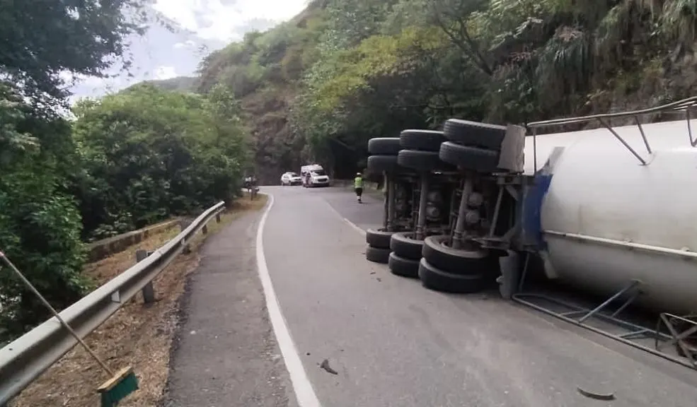 Volcamiento de camión cisterna causa paso intermitente en la vía Bogotá–Girardot 2 Volcamiento de camión cisterna causa paso intermitente en la vía Bogotá–Girardot Un fuerte trancón se registra sobre la vía Bogotá–Girardot, a la altura del kilómetro 37, sector Nariz del Diablo, luego del volcamiento de un vehículo tipo cisterna que transportaba gas licuado de petróleo (GLP). El incidente se presentó alrededor de las 10:00 a. m. del martes 16 de septiembre, y hasta el momento la calzada opera con paso intermitente mientras los equipos de emergencia atienden la situación.