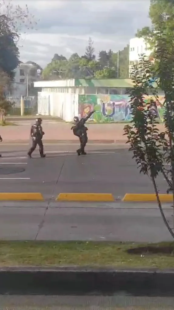 Caos en la movilidad por manifestaciones en la U. Nacional Una vez más, las protestas estudiantiles en la Universidad Nacional han generado caos en la movilidad de Bogotá. Las manifestaciones provocaron el cierre de la vía Avenida El Dorado.